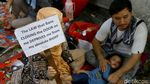 Potret Para Pencari Suaka Gelar Tikar di Depan Kantor UNHCR