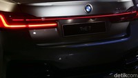 Knalpot terintegrasi dan dikelilingi desain chrome yang lebih besar, sedangkan lampu belakang tiga dimensi THE NEW 7 berukuran sekitar 35 mm lebih ramping semakin menonjolkan desain inovatif dan presisi. Sumber cahaya LED diposisikan di belakang permukaan merah dan hitam yang disusun untuk tekankan kontur L shape.