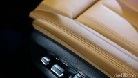 Interior Design Pure Excellence untuk THE NEW 7 juga mencakup floor mats pada kompartemen belakang. The New BMW 740Li Opulence juga hadir dengan jok baru Nappa leather eksklusif dengan jahitan warna Cognac atau Mocha yang dipadukan dengan sentuhan warna Hitam, meliputi cushion depan dan belakang serta sandaran belakang, dan sandaran tangan yang terintegrasi pada trim pintu dan konsol tengah.