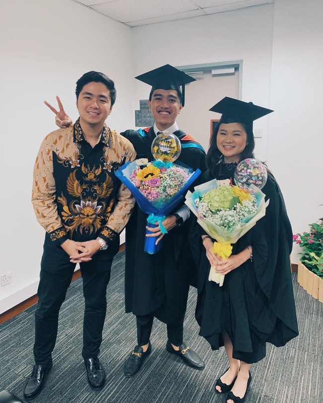 Inilah momen Kaesang Pangarep dan Felicia Tissue setelah menjalani wisuda bersama. Keduanya lulus dari Singapore University of Social Science (SUSS). Foto: Instagram