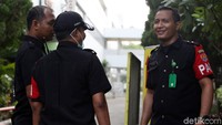 Sebelumnya, dari RSUD Pandeglang, Wiranto dibawa ke Jakarta menggunakan helikopter. Wiranto kemudian dibawa ke RSPAD.