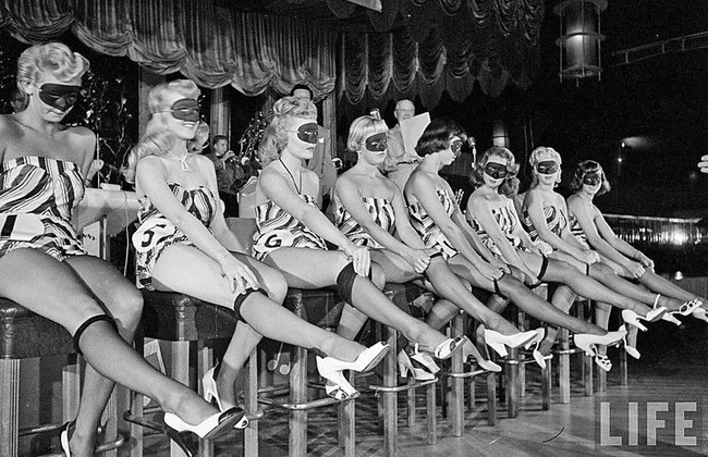 Kontes kecantikan yang digelar pada 1949 ini juga mencari wanita dengan kaki terindah. Agar juri obyektif, wajah peserta pun disamarkan dengan topeng. Foto: James Vaughan/Flickr/LIFE