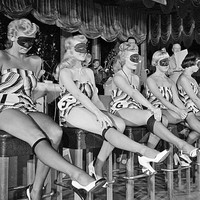 Kontes kecantikan yang digelar pada 1949 ini juga mencari wanita dengan kaki terindah. Agar juri obyektif, wajah peserta pun disamarkan dengan topeng. Foto: James Vaughan/Flickr/LIFE