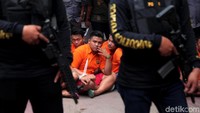 Para tersangka diancam pasal 114 ayat (2) Jo Pasal 132 ayat (1) Subsider Pasal 112 ayat (2) Jo Pasal 132 ayat (1) Undang-Undang Republik Indonesia No. 35 tahun 2009 tentang Narkotika, dengan ancaman hukuman mati atau hukuman penjara seumur hidup penjara paling sedikit 5 tahun dan palin lama 20 tahun dan pidana denda R. 1 Miliar dan paling banyak Rp 10 miliar.