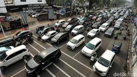 Pengalihan arus lalu lintas tersebut dilakukan terkait adanya demo massa petani yang menggelar aksi di depan Istana Negara.