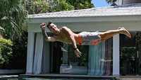 Sehari berselang, Quartararo langsung melancong ke Indonesia. Bali menjadi tujuannya melepas penat setelah kebut-kebutan di trek. Terlihat Quartararo asyik nyebur ke kolam untuk berenang. (Foto: Instagram @fabioquartararo20)