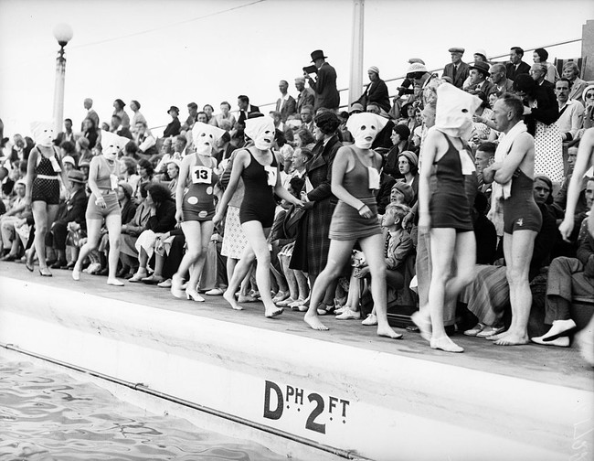 Inilah penampilan peserta kontes kecantikan zaman dulu pada tahun 30-an hingga 40-an. Finalis kontes kecantikan tampak memakai topeng yang menutupi seluruh wajahnya. Foto: Getty Images