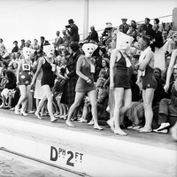 Inilah penampilan peserta kontes kecantikan zaman dulu pada tahun 30-an hingga 40-an. Finalis kontes kecantikan tampak memakai topeng yang menutupi seluruh wajahnya. Foto: Getty Images