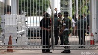 Wiranto diantar menggunakan mobil ambulans dan mobil berwarna hitam. Informasi yang diterima detikcom, helikopter yang membawa Wiranto mendarat di Lapangan Banteng, kemudian dari situ dia dibawa menggunakan ambulans.