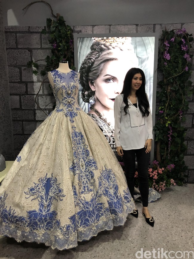 Aku kan dihubungin dari Disney sekitar 1,5  bulan yang lalu. Kalau hanya satu bulan setengah untuk buat baju semuanya dari awal kan nggak mungkin. Jadi kita ada beberapa baju yang memang sudah sesuai dengan Queen Ingrith tapi kita olah lagi, lebih masuk lagi ke Queen Ingrithnya. Tapi nggak semuanya. Ada juga beberapa baju yang memang dibuat khusus baru, kata Imelda. Foto: Vina Oktiani/Wolipop