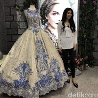 Aku kan dihubungin dari Disney sekitar 1,5  bulan yang lalu. Kalau hanya satu bulan setengah untuk buat baju semuanya dari awal kan nggak mungkin. Jadi kita ada beberapa baju yang memang sudah sesuai dengan Queen Ingrith tapi kita olah lagi, lebih masuk lagi ke Queen Ingrithnya. Tapi nggak semuanya. Ada juga beberapa baju yang memang dibuat khusus baru, kata Imelda. Foto: Vina Oktiani/Wolipop