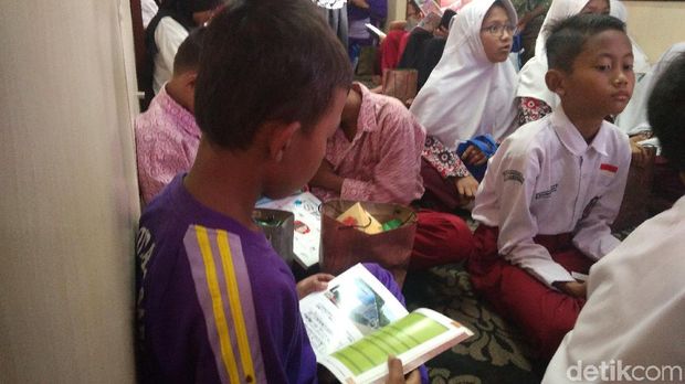 Melihat Antusiasme Pelajar Cirebon Menikmati Perpustakaan Kereta