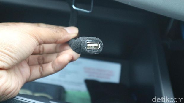 Colokan USB di glove box sisi kursi penumpang