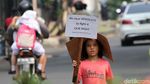 Bertopi Kardus, Anak-anak Pencari Suaka Ikut Aksi Long March