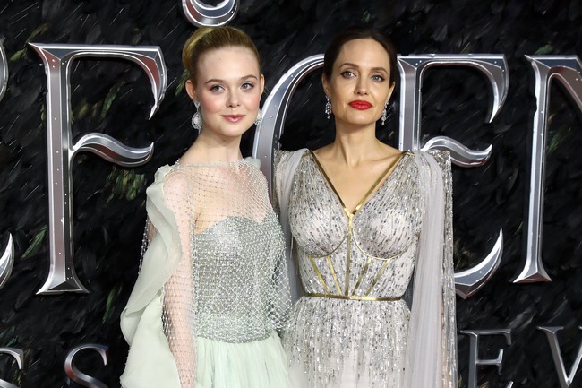 Seniman perhiasan Sabine Roemer ini juga mengungkapkan seberapa rumitnya mengaplikasikan detail-detail tersebut. Butuh waktu 50 jam untuk membuat korset emas tersebut, katanya seperti dikutip Hello.  Foto: Tim P. Whitby/Getty Images