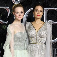 Seniman perhiasan Sabine Roemer ini juga mengungkapkan seberapa rumitnya mengaplikasikan detail-detail tersebut. Butuh waktu 50 jam untuk membuat korset emas tersebut, katanya seperti dikutip Hello.  Foto: Tim P. Whitby/Getty Images