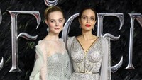 Elle Fanning dan Angelina Jolie saat hadir di acara gala premiere film Maleficent: Mistress of Evil di London, Inggris pada Rabu (9/10). Tim P. Whitby/Getty Images