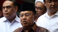 JK tiba selang sekitar 4 menit setelah Presiden Jokowi meninggalkan RSPAD. JK langsung masuk ke RSPAD.