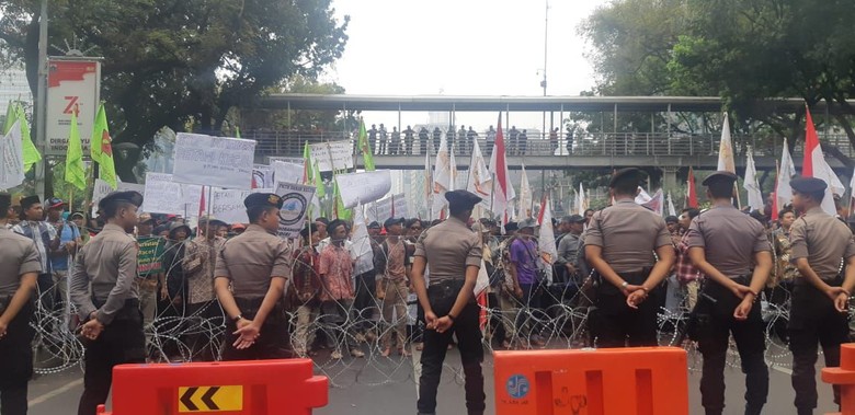 Mau Demo di Istana, Massa Petani Dihalang Kawat Berduri Selepas Patung Kuda Mau Demo di Istana, Massa Petani Dihalang Kawat Berduri Selepas Patung Kuda