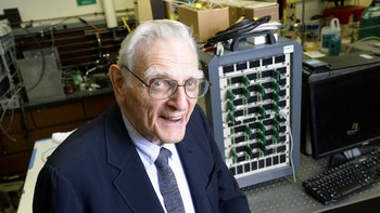 Ketiganya akan berbagi hadiah sebesar USD 910 ribu. Baterai lithium ion digunakan secara global sebagai daya perangkat elektronik yang kita pakai untuk komunikasi, bekerja, belajar, mendengar musik dan mencari ilmu pengetahuan, sebut Komite Nobel. Foto: Reuters