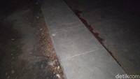 Pantauan detikcom di lokasi kejadian, Kamis (10/10/2019), pukul 19.15 WIB terlihat masih banyak warga yang duduk-duduk di dekat lokasi penusukan Wiranto. Selain orang dewasa, terlihat juga banyak anak-anak yang masih bermain di sekitar alun-alun Menes.