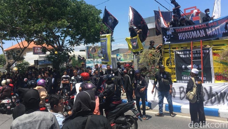 Ratusan Pesilat Kawal Sidang Tuntutann Pembunuhan Pengusaha Rongsokan Mojokerto Ratusan Pesilat Kawal Sidang Tuntutann Pembunuhan Pengusaha Rongsokan Mojokerto