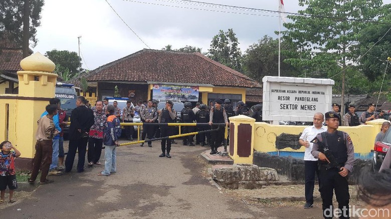 Dijaga Ketat Polisi, Abu Rara Penusuk Wiranto Dibawa ke Mabes Polri Dijaga Ketat Polisi, Abu Rara Penusuk Wiranto Dibawa ke Mabes Polri