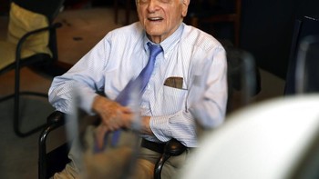 Goodenough berjasa mengembangkan baterai lithium yang jauh lebih bertenaga daripada buatan Wittingham yang kemudian disempurnakan oleh Yoshino. Foto: Reuters