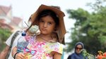 Bertopi Kardus, Anak-anak Pencari Suaka Ikut Aksi Long March
