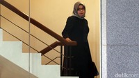 Dalam proses menuju pengajuan banding terhadap putusan PTUN tentang terminasi itu, Eni menjanjikan bisa membantu Samin Tan dalam urusan dengan keputusan terminasi oleh Kementerian ESDM. Duit Rp 5 miliar pun diduga diserahkan agar Eni membantu mengurus hal tersebut.