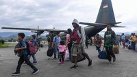 Para pengungsi kembali ke Kota Wamena dari Base Ops Lanud Silas Papare Jayapura, Rabu (9/10/2019).