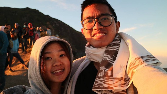 Tentu saja dari semua teman kuliahnya di Singapura, Felicia lah yang paling istimewa untuknya. Tak diketahui persis kapan Kaesang dan Felicia pacaran. Namun foto mesra Kaesang dan Felicia diunggah perdana oleh pemilik usaha Sang Pisang itu pada 2016. Pada foto mesra perdana itu keduanya terlihat berpose di puncak gunung. Foto: Instagram