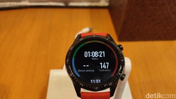 Baterainya berkapasitas 455 mAh yang bisa bertahan selama 2 minggu dalam pemakaian normal. (: detikINET/Virgina Maulita Putri)