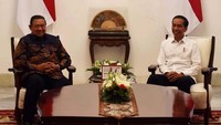 Jokowi juga mengaku SBY memberikan banyak masukan terkait periode keduanya. Hanya, ia menyebut belum ada pembahasan nama kader Demokrat yang diusulkan untuk mengisi pos kabinet Jokowi, termasuk Agus Harimurti Yudhoyono (AHY). Pool/Biro Pers Setpres.
