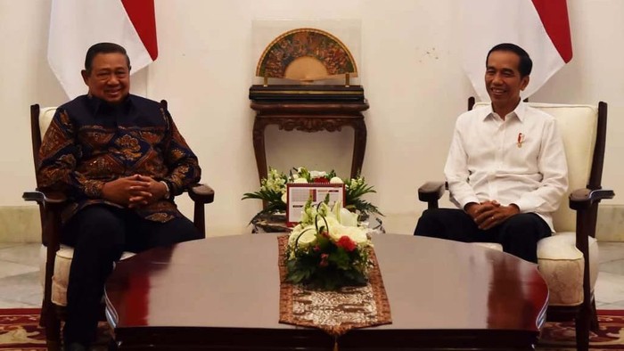 Ketum Partai Demokrat (PD) Susilo Bambang Yudhoyono (SBY) bertemu dengan Presiden Joko Widodo di Istana. Mereka membahas masalahan politik hingga ekonomi.