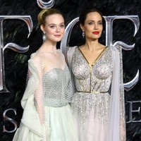 Gaun tersebut hadir dengan V neckline serta pundak runcing yang mempertegas keindahan area bahu Angelina. Terdapat paneling berwarna emas pada bagian bodice serta cape yang menjuntai hingga menyapu lantai sehingga menciptakan kesan anggun. Foto: Tim P. Whitby/Getty Images