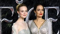 Elle dan Angelina Jolie terlihat kompak tampil dengan dress menerawang di acara tersebut. Tim P. Whitby/Getty Images