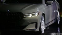 Kidney grill baru tersebut dipertegas dengan lampu depan yang lebih ramping.