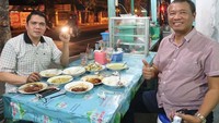 Waduh sate kambing dan dua porsi gule kambing jadi santapan Arteria di Tulungagung. Ia bersantap malam dengan rekannya. Di depannya ada banyak piring yang makanannya sudah ludes. Foto: instagram @arteriadahlan