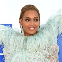 Beyonce melakukan diet Master Cleanse atau biasa dikenal dengan Lemonade Diet. Master Cleanse adalah diet yang menggunakan air lemon, air garam, dan teh herbal sebagai dasarnya. Melakukan diet ini diklaim dapat menurunkan berat badan, membuat lebih bersemangat, serta mengurangi keinginan untuk memakan makanan yang tidak sehat. Diet ini terbilang cukup ekstrem karena jika kamu mencampur semua bahan-bahannya mungkin kamu akan merasakan rasa yang aneh. Walaupun demikian, diet ini adalah cara yang paling cepat untuk menurunkan berat badan. Foto: Getty Images