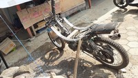 Bentuk sepeda motor ini memang mirip motor chopper. Memiliki setang yang tinggi dan jok yang sejajar dengan ban belakang, membuat pengendara keuyeup harus meregangkan lengan. Foto: Yudha Maulana