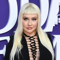 Christina Aguilera menjalankan Color Diet. Penyanyi Beautiful ini akan memilih makanan berdasarkan warnanya. Diet ini merupakan gagasan dari seniman yang bernama Mindy Wensel. Color Diet memungkinkan para pengikutnya untuk hanya fokus mengonsumsi satu warna makanan setiap harinya selama seminggu. Diet ini membuat orang akan lebih banyak mengonsumsi buah dan sayur. Foto: Getty Images