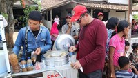 Berkunjung ke Kediri, Arteria pose di depan penjual pecel. Di depannya ada ibu penjual pecel yang sedang meracik pecel untuk Arteria. Foto: instagram @arteriadahlan