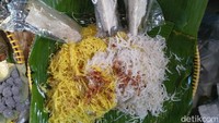 Mi pentil adalah kuliner legendaris asal Bantul. Teksturnya kenyal karena terbuat dari tepung tapioka. Mi pentil biasanya dibungkus daun jati oleh penjual kemudian ditambahkan sambal dan taburan bawang goreng. Misericoerdias Domini/detikcom