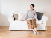 4 Posisi Duduk Santai di Sofa yang Bisa Bikin Sakit Punggung 
