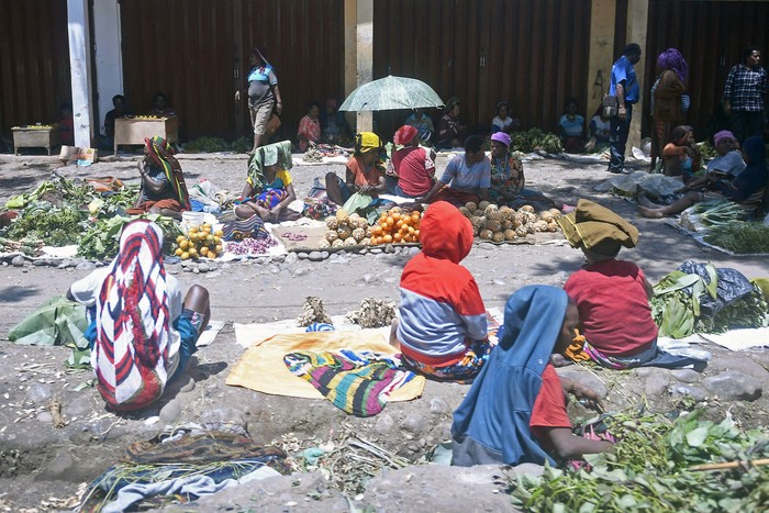 Sejumlah pedagang berjualan di Pasar Tradisional Sinakma, Kota Wamena, Kabupaten Jayawijaya, Papua, Jumat (11/10/2019). Pascaaksi unjuk rasa yang berujung anarkis, aktivitas perdagangan di sejumlah pasar di Wamena berangsur normal. ANTARA FOTO/M Risyal Hidayat/foc.