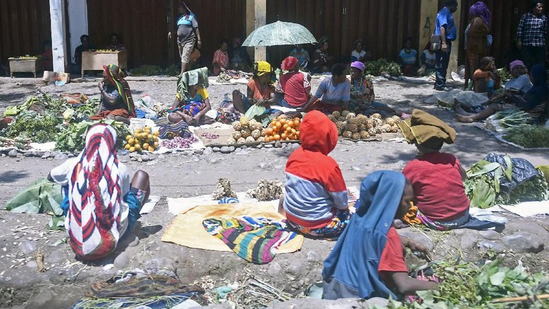 PASAR SINAKMA WAMENA KEMBALI NORMAL Sejumlah pedagang berjualan di Pasar Tradisional Sinakma, Kota Wamena, Kabupaten Jayawijaya, Papua, Jumat (11/10/2019). Pascaaksi unjuk rasa yang berujung anarkis, aktivitas perdagangan di sejumlah pasar di Wamena berangsur normal. ANTARA FOTO/M Risyal Hidayat/foc.