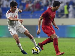 Pada menit ke-61, tendangan keras Ali Mabkhout membentur mistar gawang. Bola muntah kemudian masih bisa dikuasai oleh pemain UEA. Petaka kembali menghampiri Indonesia. Wasit menunjuk titik putih setelah Hansamu melakukan handball di kotak terlarang. Ali Mabkhout maju sebagai eksekutor dan sukses mengecoh Wawan untuk mengubah skor menjadi 3-0. Dok. AFP/KARIM SAHIB.