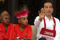 Bercengkrama Dengan Anak-anak Papua, Jokowi Semringah Banget