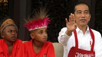 Jokowi terlihat sangat semringah saat menerima anak-anak ini di Istana Merdeka.